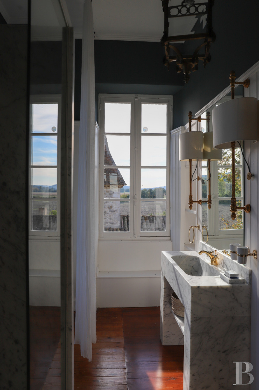 An 18th century chateau surrounded by trees and hills in the Lot valley - photo  n°19